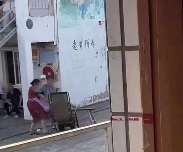 触目惊心！养老院女护工殴打老人用不锈钢碗多次击开云 开云体育官网打老人头部！(图2)