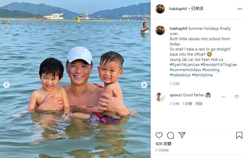 胡杏儿老公带俩儿子去海边玩，父子仨超欢乐，奕霆化身捕鱼达人