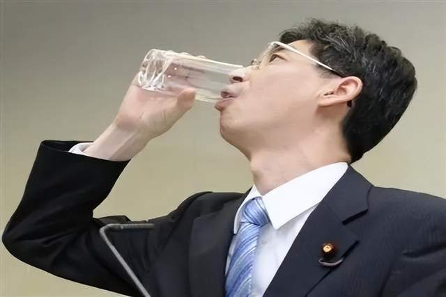 龙珠体育12年前日本官员当众喝核废水强调无危害4年后人间蒸发(图1)