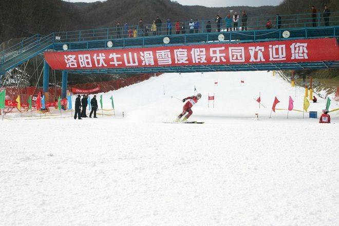 谈球吧体育伏牛山滑雪度假乐园位于栾川县老界岭北坡被誉为中原第一滑雪场(图5)