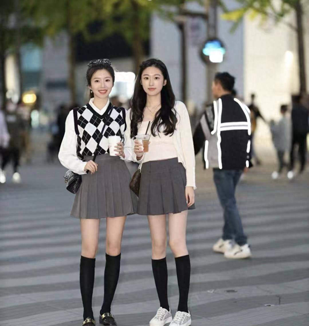 今年秋天最流行的裙子复古又时尚永远最懂女人心！爱游戏AYX体育(图11)