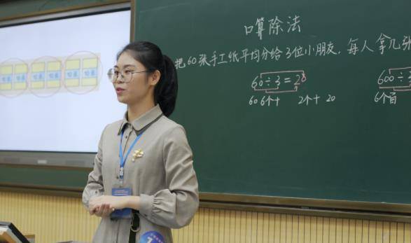大学老师板书堪比书法家被KAIYUN称为行走的打印机网友：不会逃课了(图1)