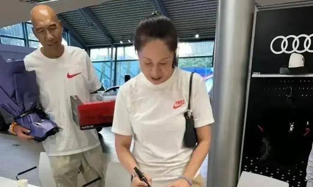 中国女篮主教练郑薇买豪车，丈夫珍稀现身，直接导致参与