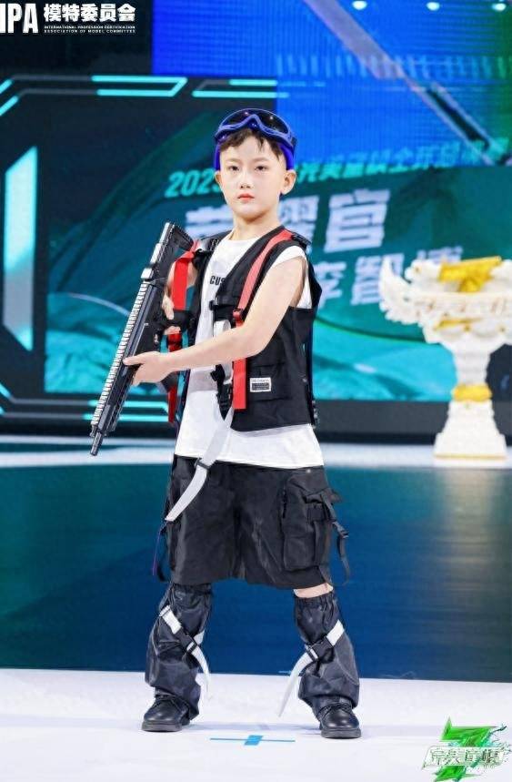 第七季完美童模全球总决赛 荣耀官李智博帅气张扬 独具魅力！