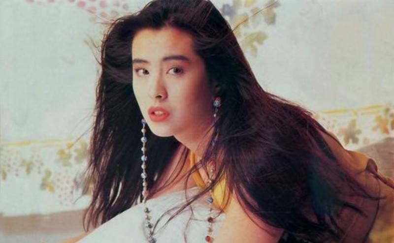 贤成为美的绝佳代名词，她真的就是一副美人胚子，根本不需要任何修饰。在演技上，王祖贤也是展现出了殿堂级