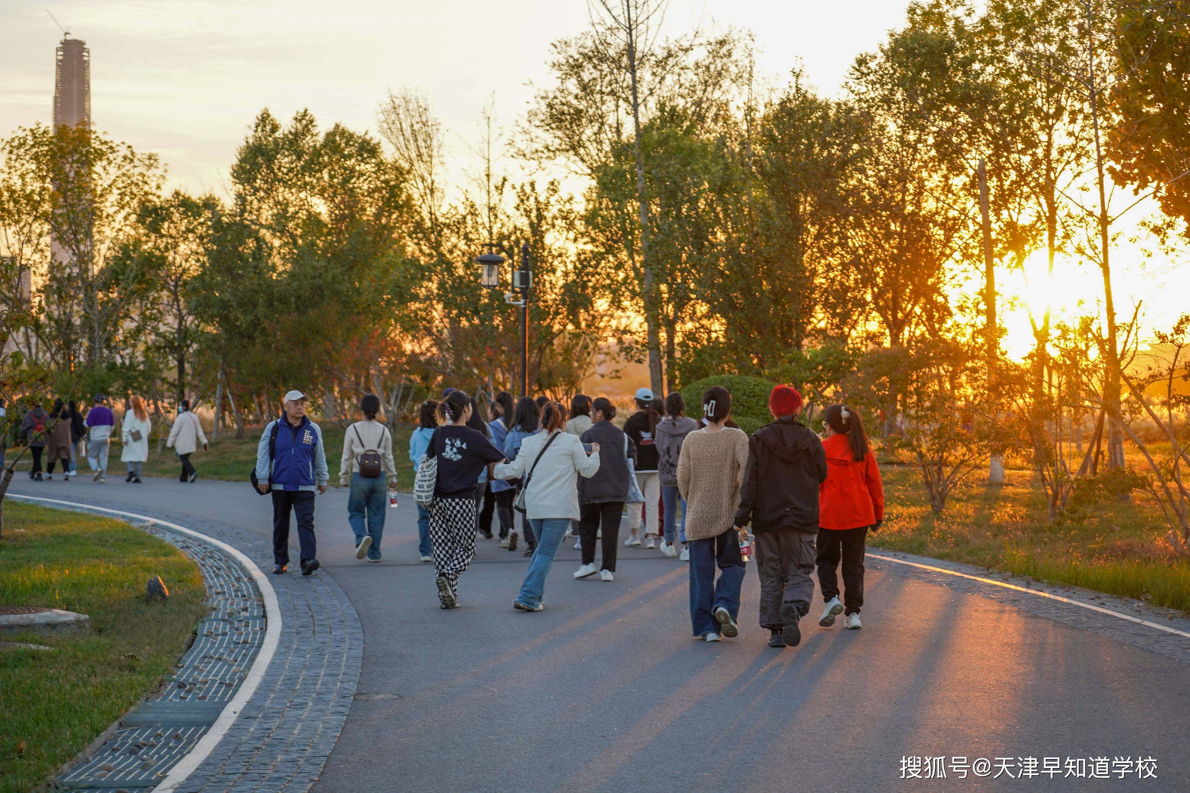 同心协力共赢佳绩——早知道学校2023必一运动官网年度秋季员工素质拓展(图1)