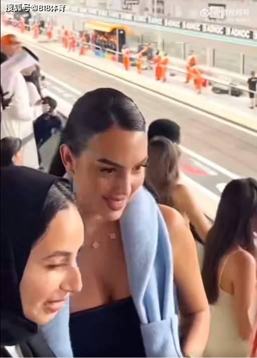 拉风!C罗女友乔治娜携龙凤胎儿子看F1,同框超模被阿联酋贵妇追星