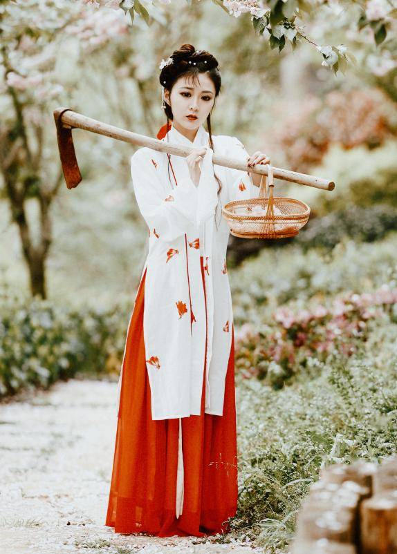 红楼梦中最美的三个镜头，黛玉葬花、宝钗扑蝶，现在3亿也拍不出