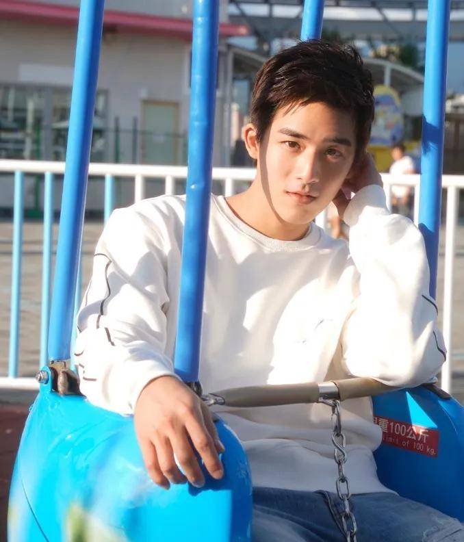 原创34岁男星被暴打街头，女友阻拦亦遭殃，浑身带伤，面部肿胀