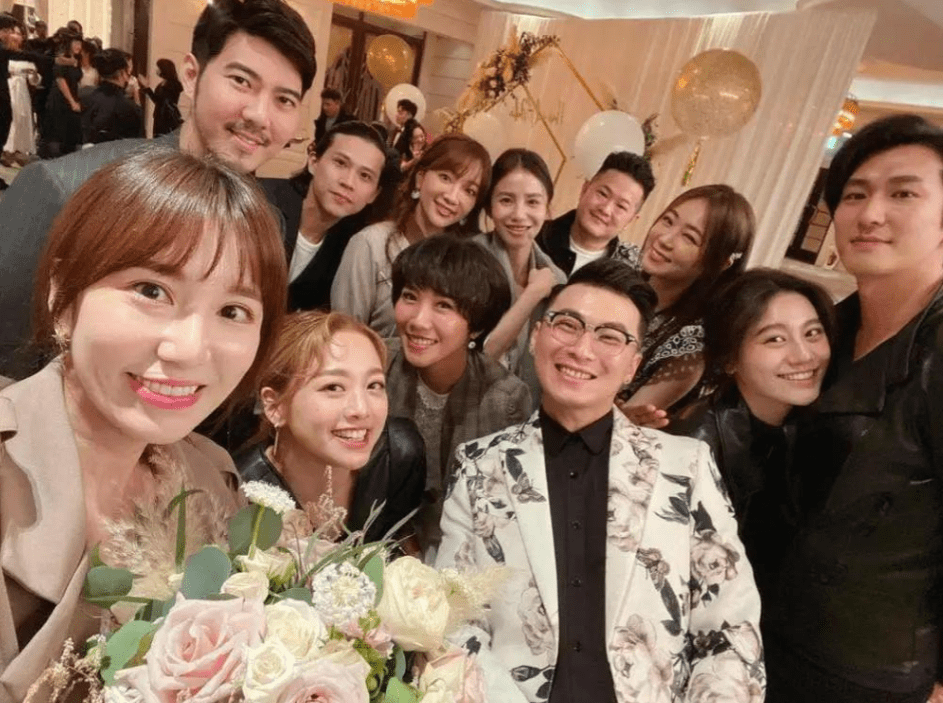 “我怀了！”黑涩会美眉Apple甜蜜宣布喜讯，婚纱照首度曝光！