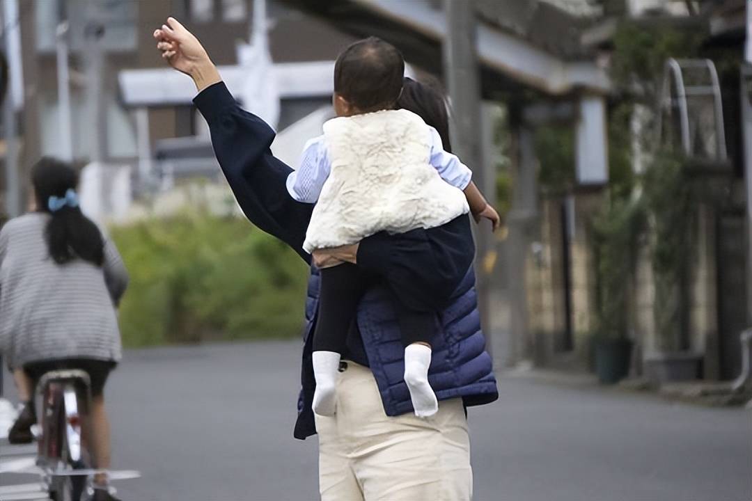 为什么老一辈总说孩子好带？有3大优势，是现在家长养娃不具备的_父母_晓玲_妈妈