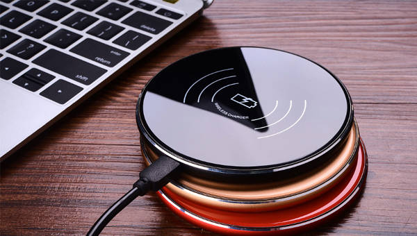 手机充电器里有磁铁吗