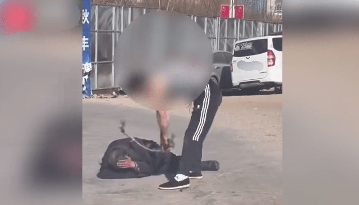 原创男子当街抽打老人，脱裤子撒尿侮辱，目前已拘留，老人被送医