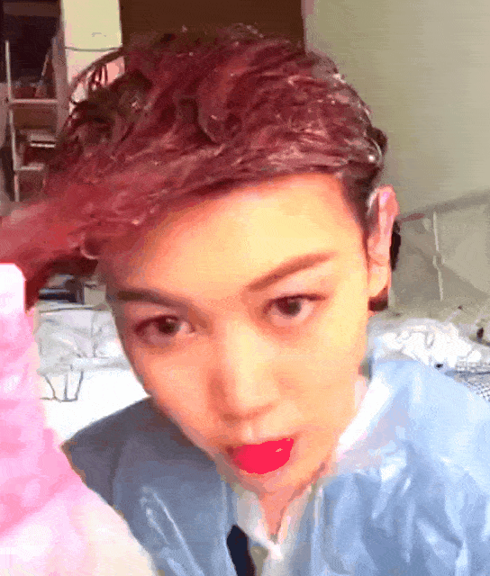 头发上 基本手法: 一抹二拉三搓 让泡沫涂抹在每一缕,每一根发丝上