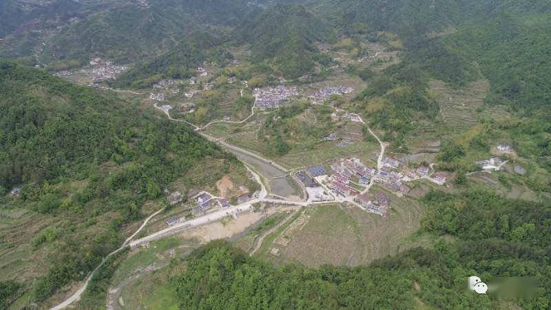 航拍下的岳西毛尖山乡红旗村.