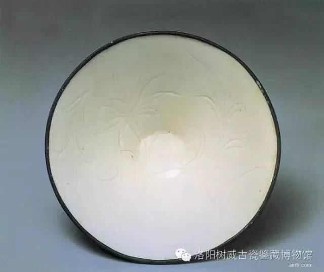 下面以台北故宫藏品为主,展示部分金装定窑瓷器.金装定器有两种情况.