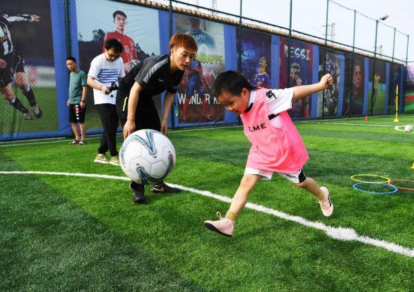 5月15日,在位于济南的山东胜聚体育足球俱乐部,小学员在少儿足球