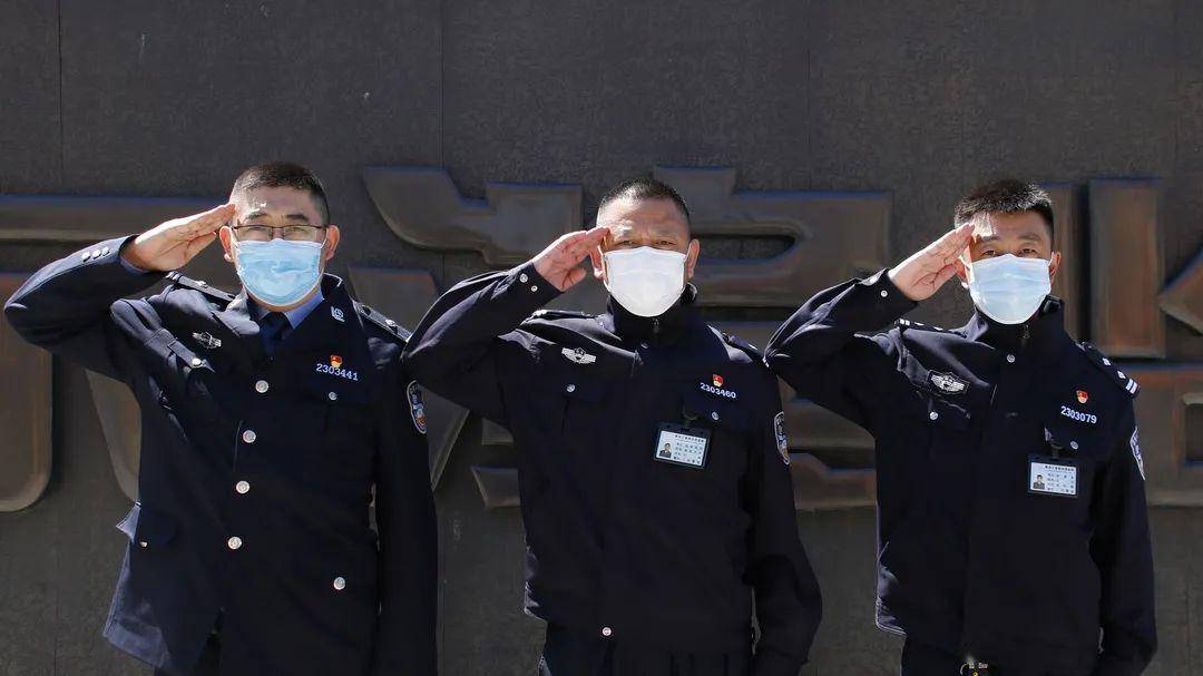 "冬季多功能警服" 归时,丁香花繁 他们早已更换飒爽的  "春秋执勤服"