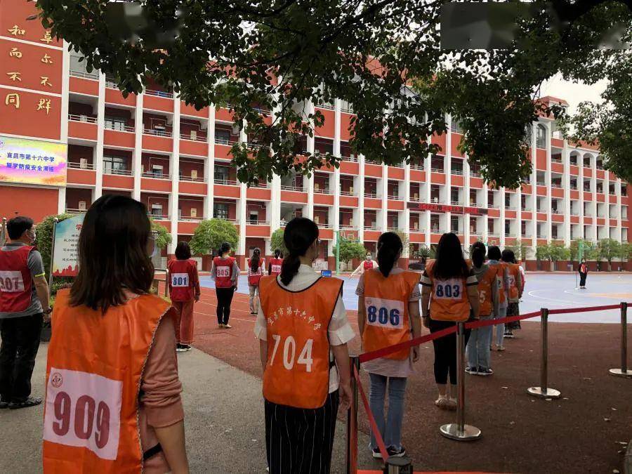 近日,西陵各所中学都已完成教职工培训和初三学生返校的模拟演练