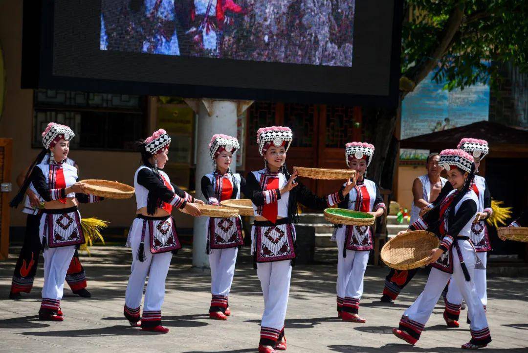 红河州弥勒市可邑小镇景区正在上演热烈奔放的民族歌舞表演阿细跳月