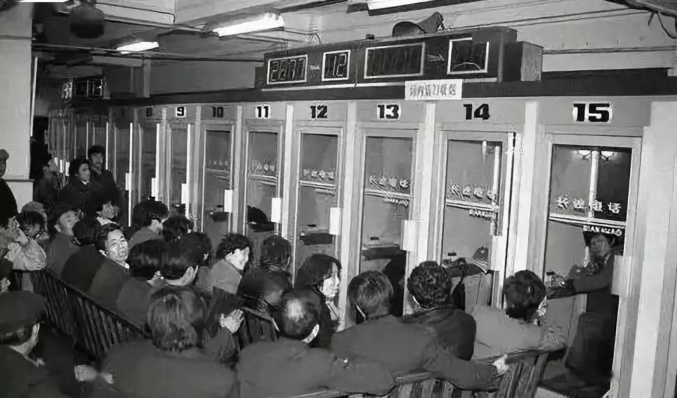 90年代初的中国,比手机更早流行起来的是公用电话亭和传呼机(别名
