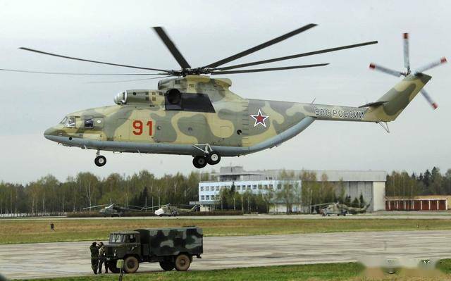 米-26重型直升机,可运载84名士兵,或两辆步兵装甲车,或1个20t标准集装