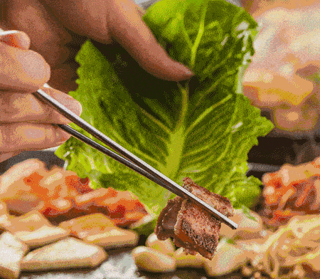 卤制后再由秘制酱料腌制 赋予了肉肉新味道~ 碟子也是烤肉的灵魂所在