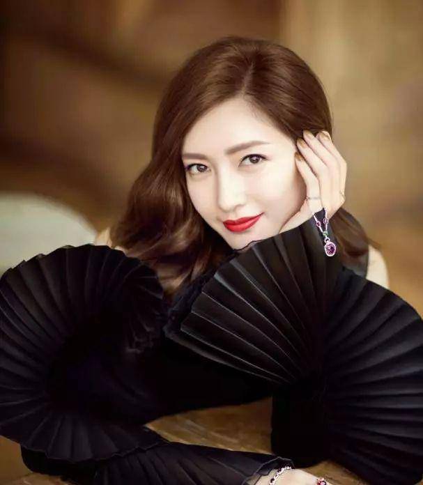 可搭配上大眼妆和红唇,也成了霸道女总 !