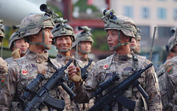 国产新型自动步枪震撼亮相阅兵式