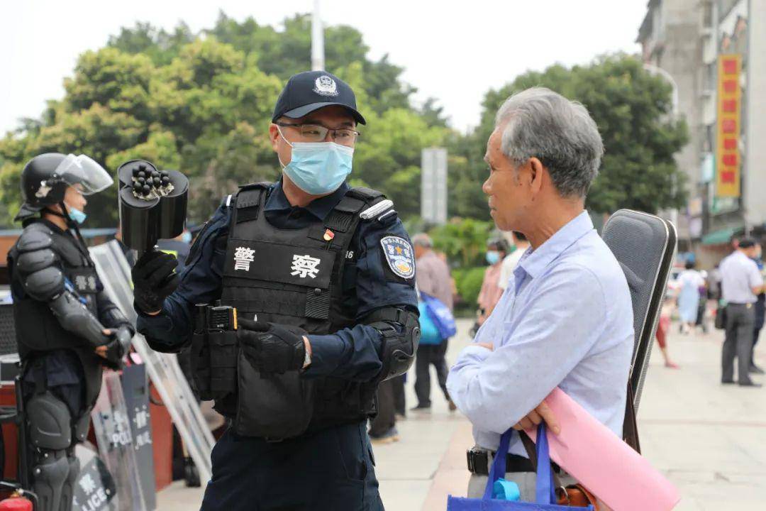 防暴催泪枪讲解▲防暴服全副武装▲警用巡逻摩托车▲武装防暴巡逻