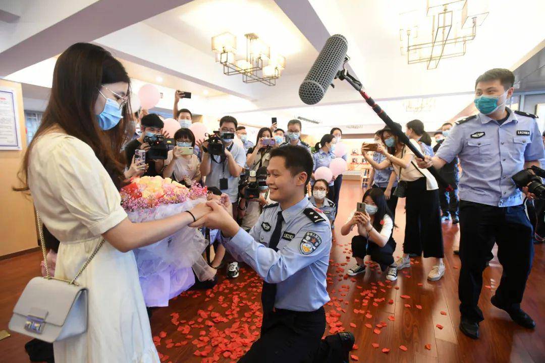 民警小伙520制造惊喜求婚,太甜了!