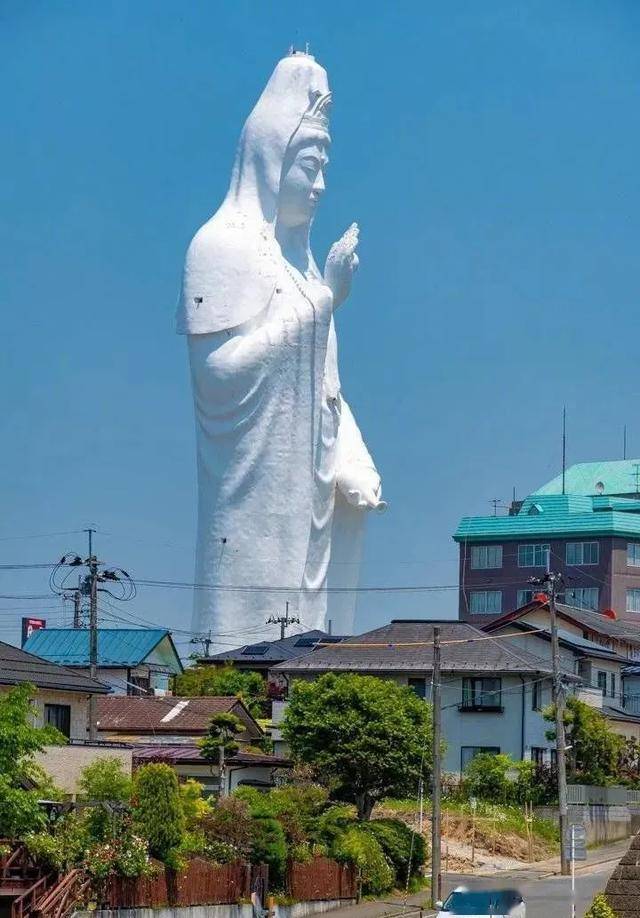 巨大的雕像大概是100米高,相当于30多层楼,这是位于日本仙台的观音像