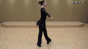 动作中腰胯的摆动以及甩手与摆手的练习能帮助我们充分放松手臂及肩颈