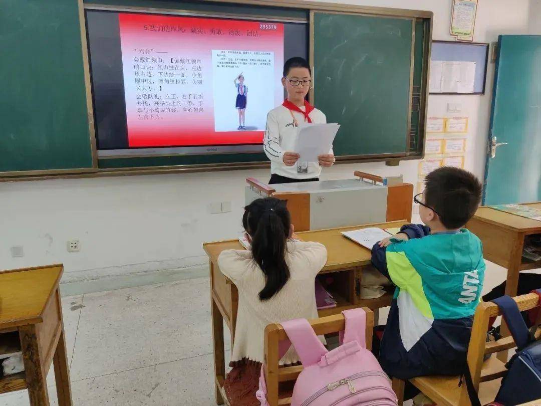 江苏盐城市聚亨路小学一年级的孩子们学习了红领巾的正确系法,掌握了