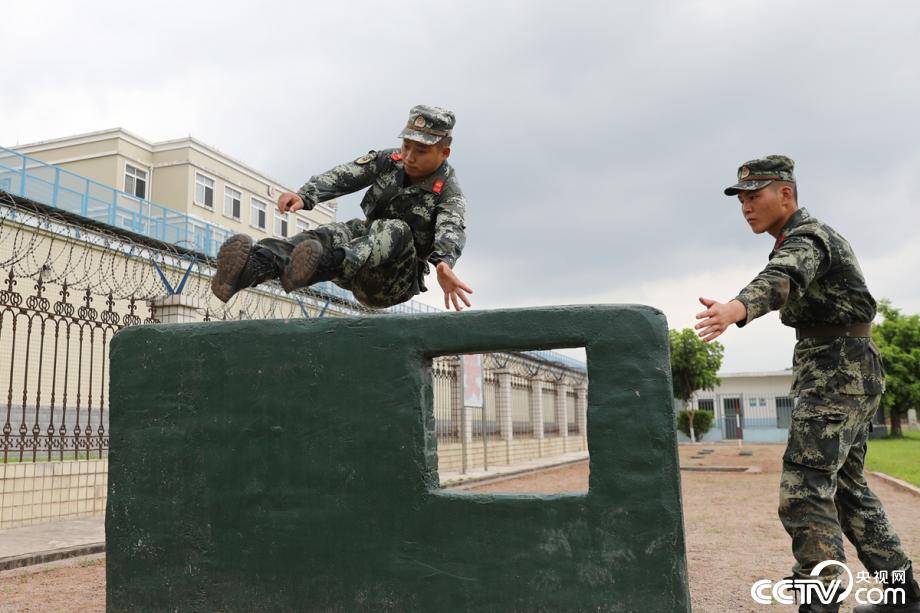 武警官兵训练场上迎"两会"