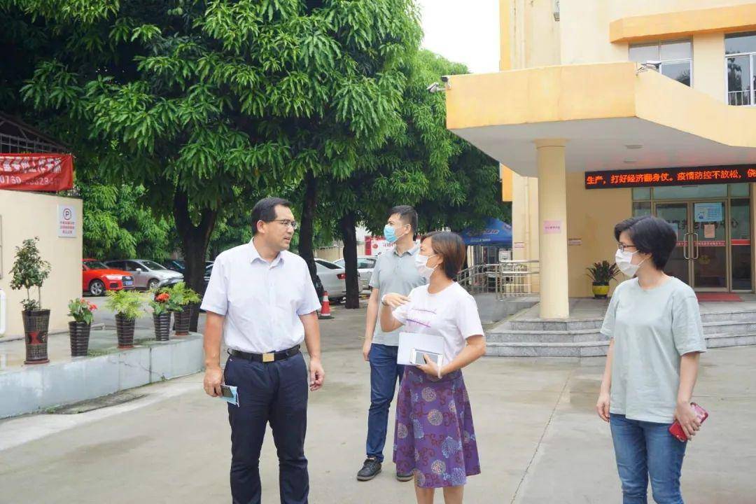 区党工委副书记闫东平巡查社区重点危旧房屋,走访了解困难户及特困"