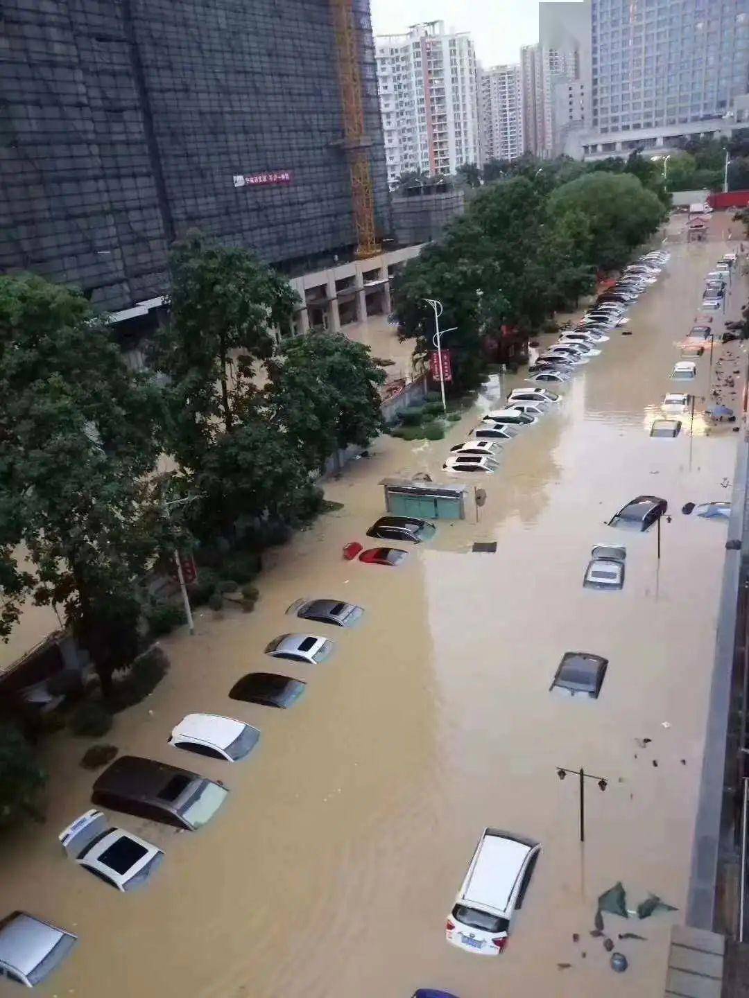 可怕!昨晚广东省出现大暴雨,大水淹没街道
