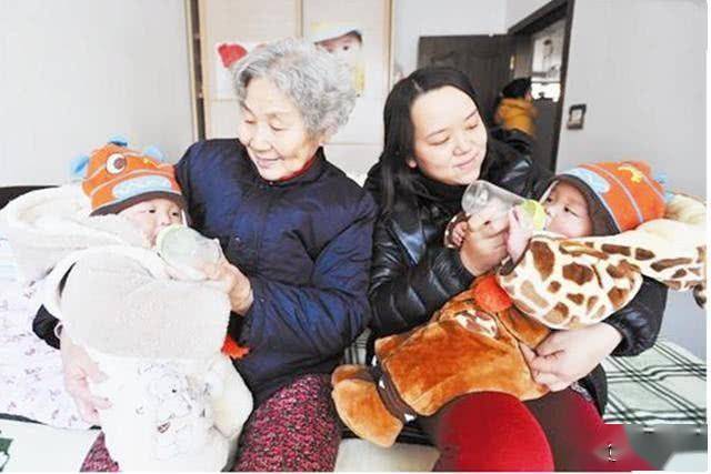 产妇同时生下两个宝宝，丈夫还处在兴奋中，医生却说不是双胞胎