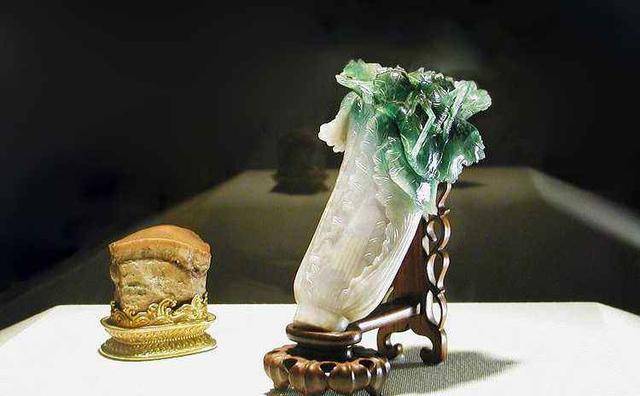 现存的玉白菜有5颗，藏于台北故宫的翠玉白菜何以能够独享殊荣？_翡翠