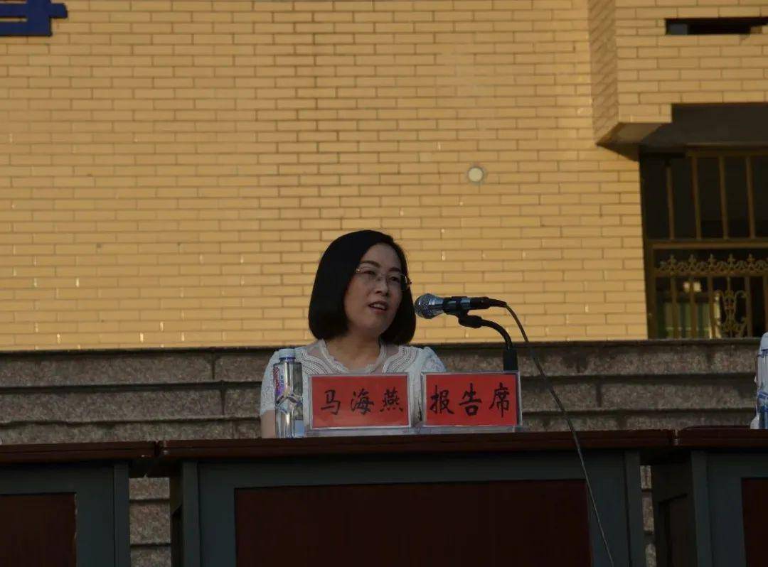 会上,射洪市新闻宣传管理中心主任马海燕作了题为《自尊自爱,幸福成长