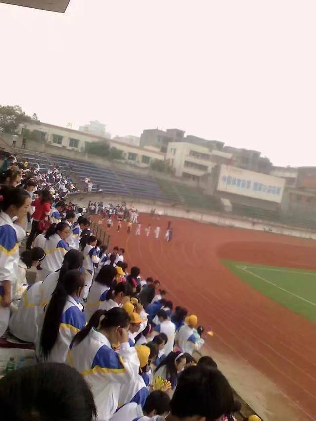 七中学子的体育课场地内江唯一的足球场走到头就看到了一路的"青春"一