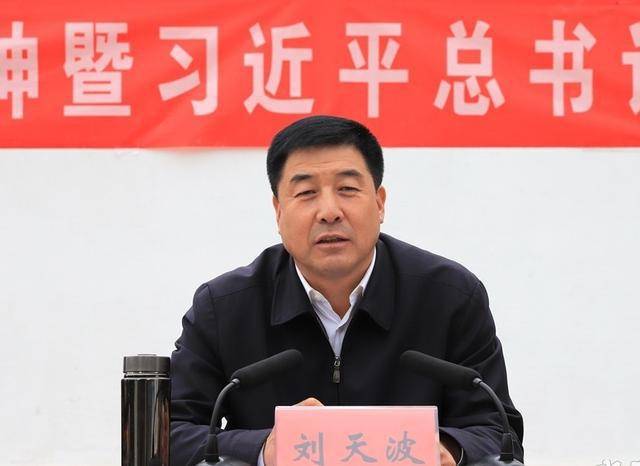 刘天波在樊家村宣讲全国两会精神