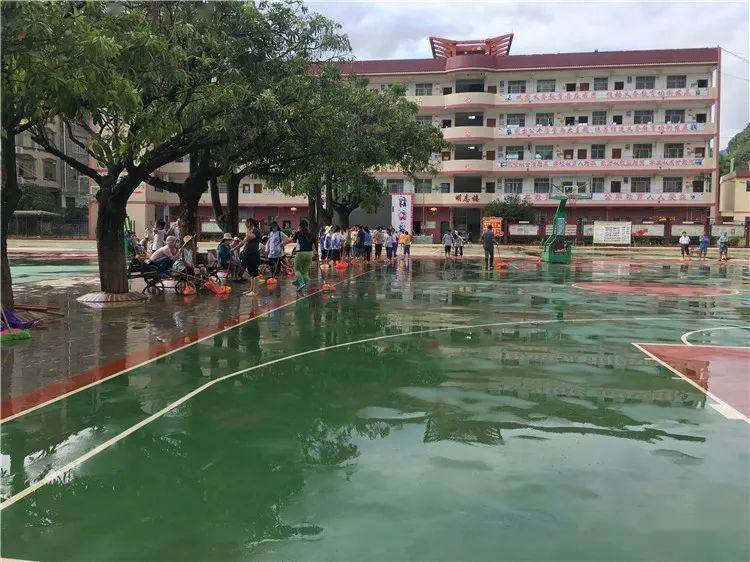 洪水退去,那坡县民族初级中学又恢复了原貌.