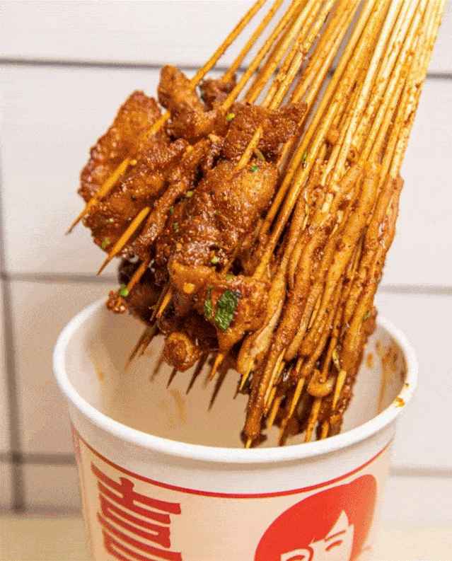 串串进行高温油炸成为挑嘴的老饕们心中的味道以色香味美的炸串闻名