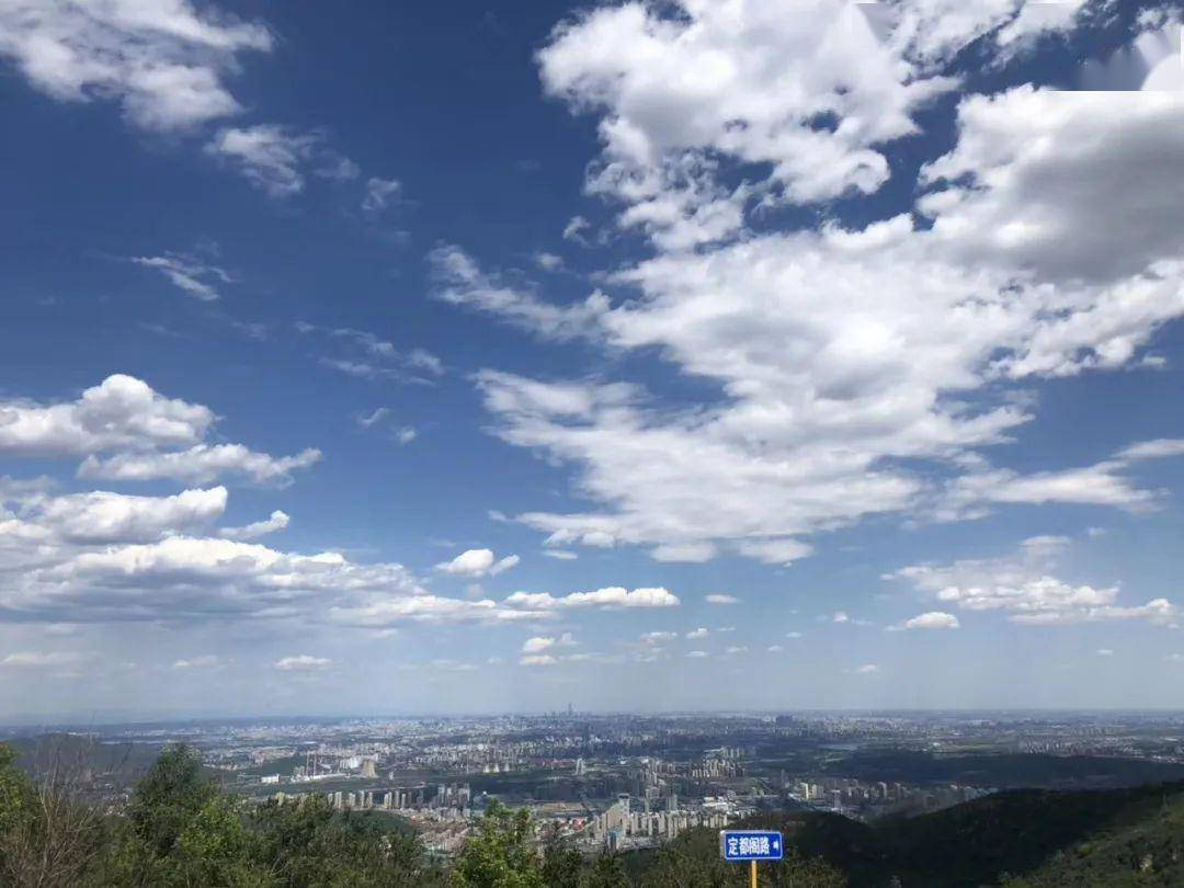 瓦蓝瓦蓝的天空里