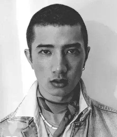 寸头是考验男生颜值的唯一标准这句话从侧面反映了寸头真很需要五官来