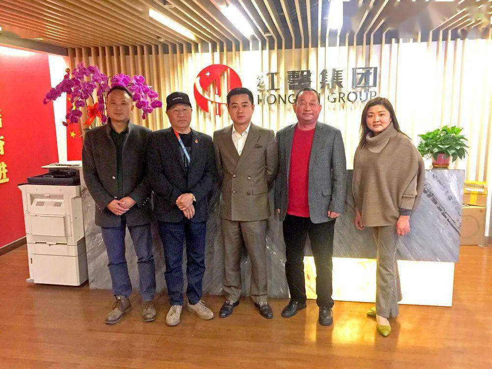 上海红馨建设(集团)有限公司(图中:董事长赵红兵,商会副会长)