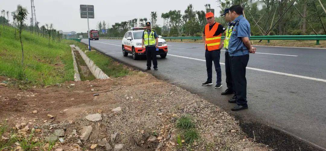 未经批准,私自在公路上增设平交道口,属于违法行…              05