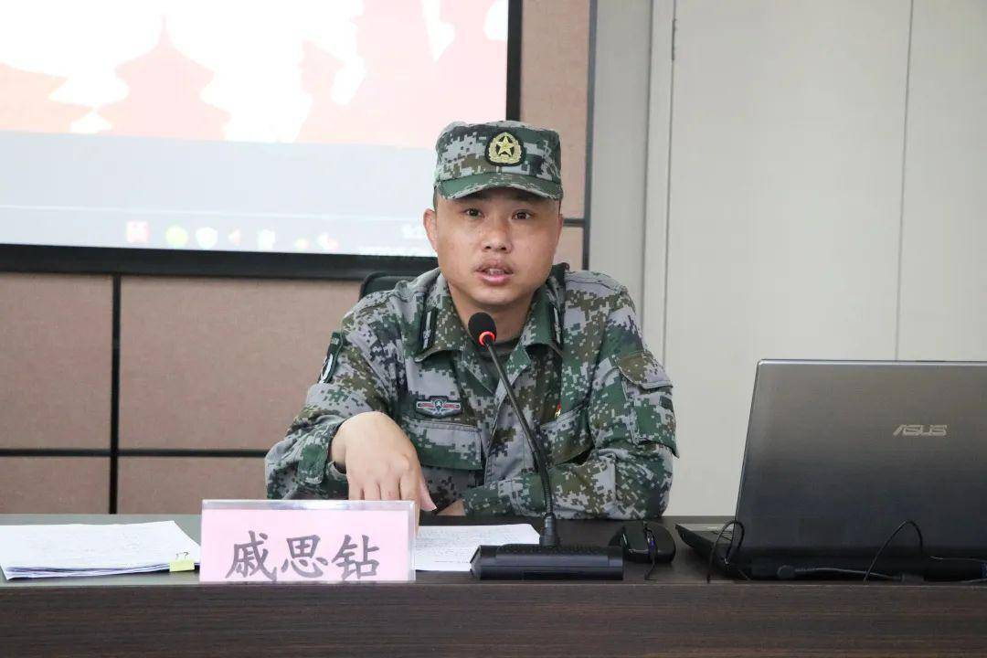 新埭镇人武部副部长戚思钻宣布出入队人员名单,并成建制逐人呼点