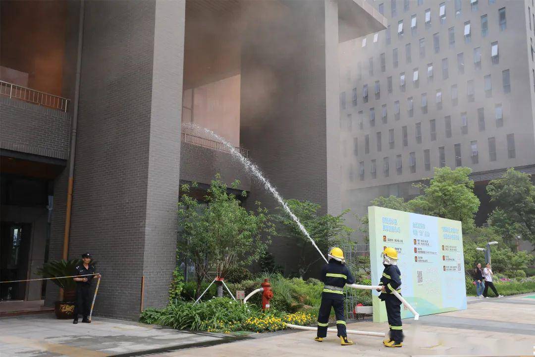 中午,警报声骤然响起,消防员发现并确认火警.